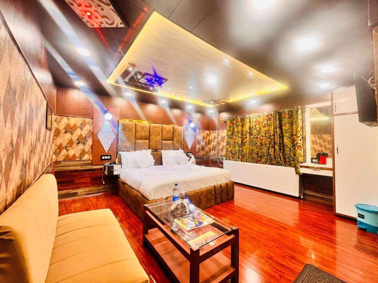 Pine View Resort Gulmarg Esterno foto