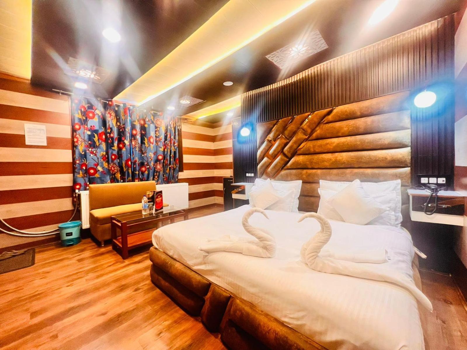 Pine View Resort Gulmarg Esterno foto