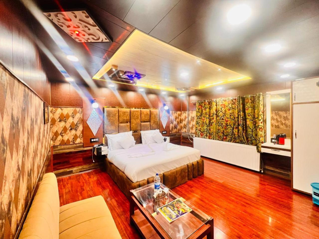 Pine View Resort Gulmarg Esterno foto