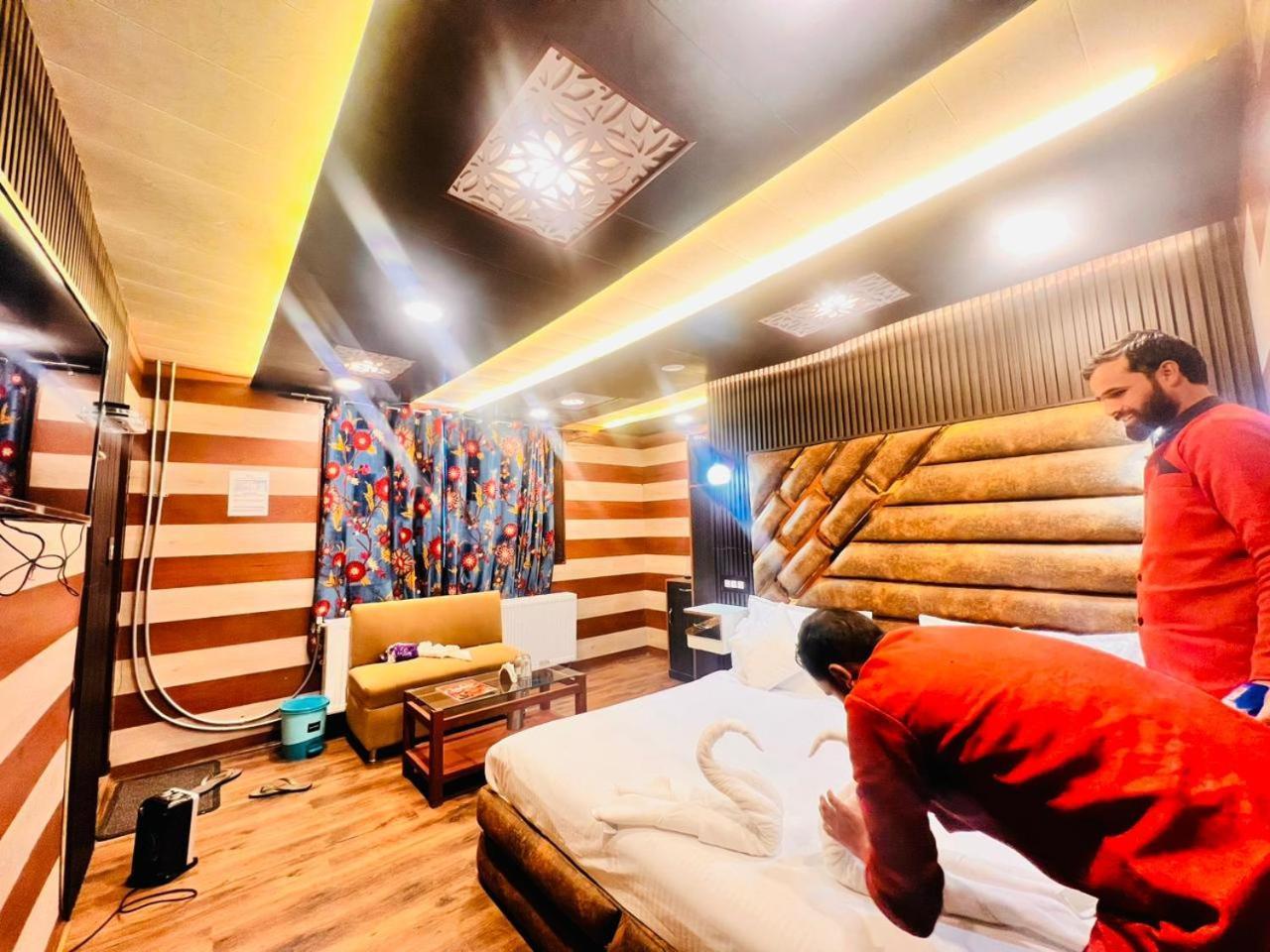 Pine View Resort Gulmarg Esterno foto