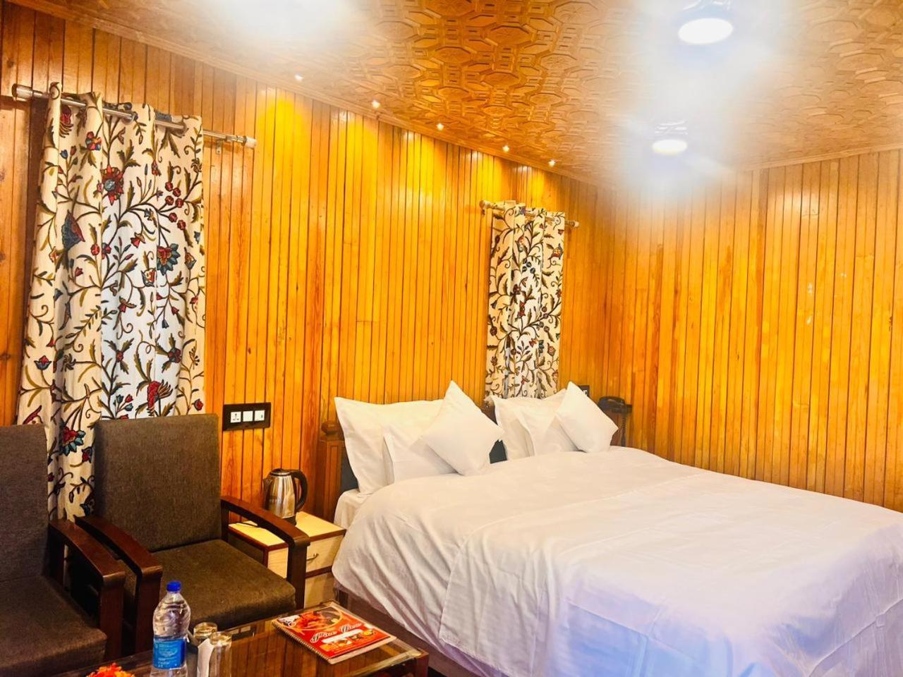 Pine View Resort Gulmarg Esterno foto