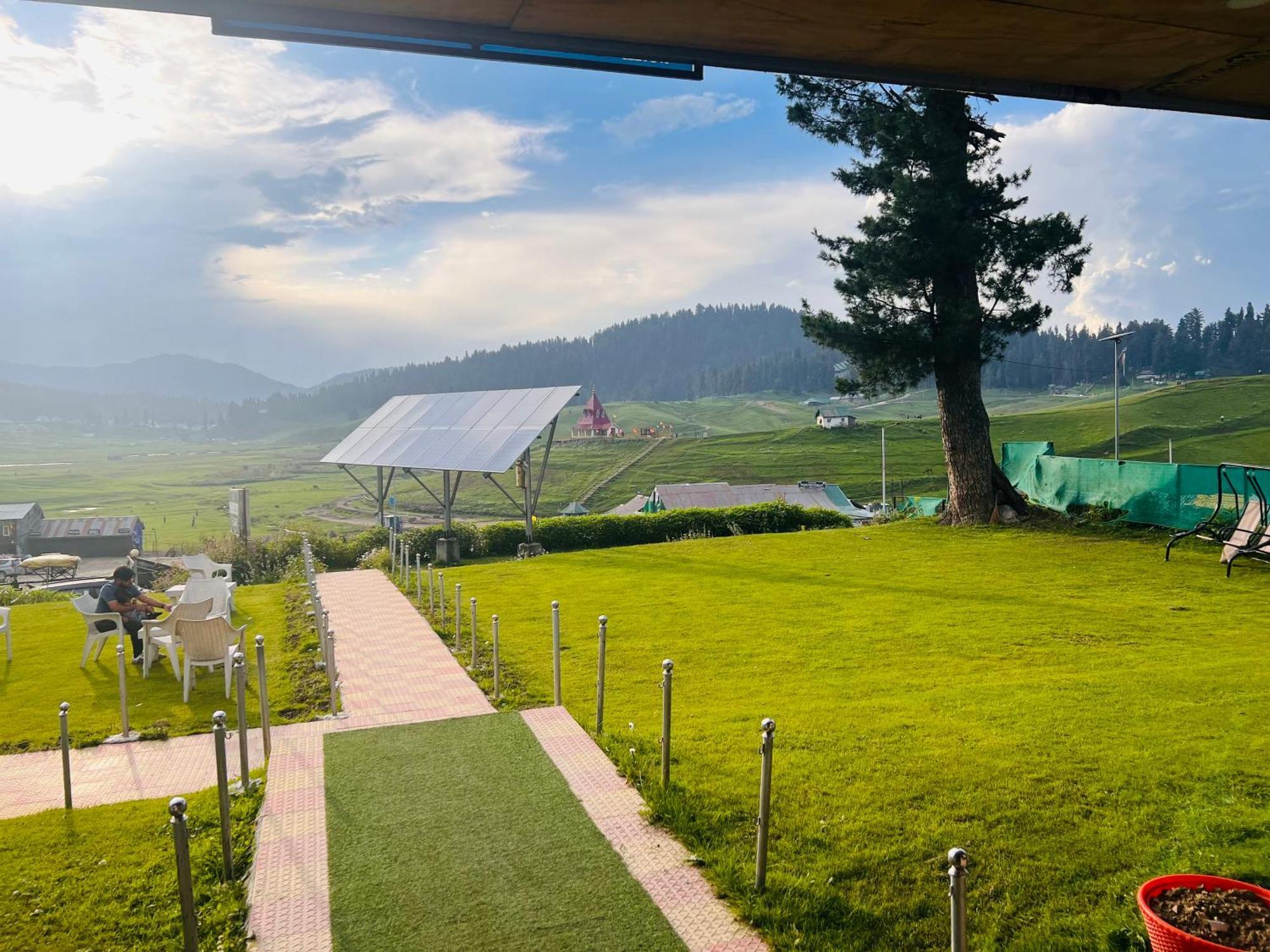 Pine View Resort Gulmarg Esterno foto