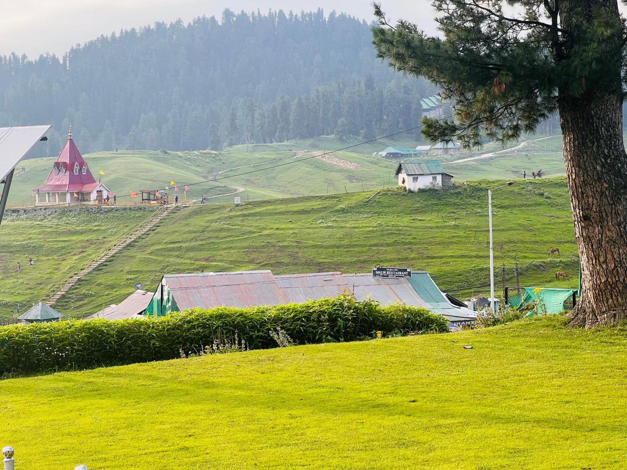 Pine View Resort Gulmarg Esterno foto