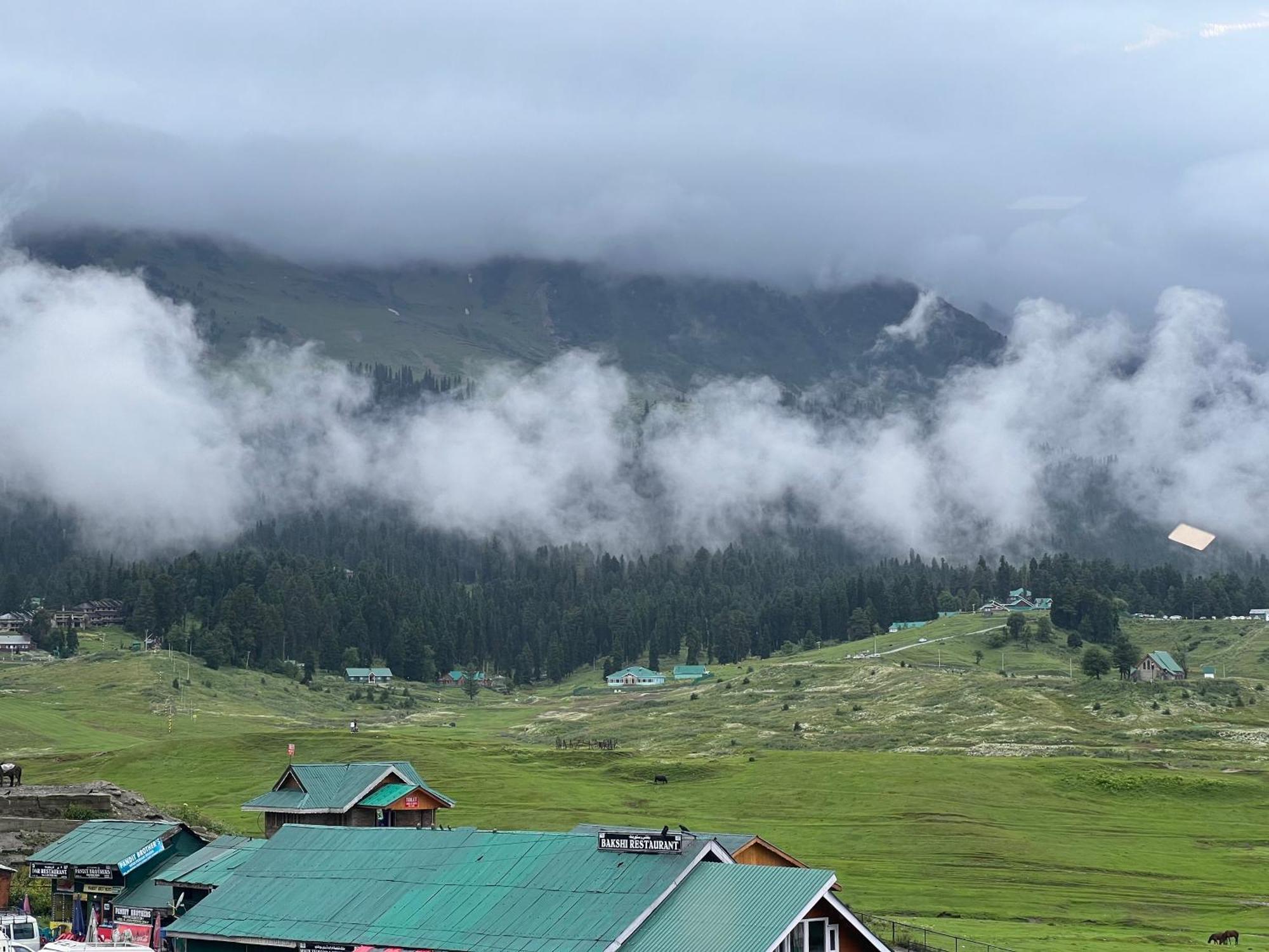 Pine View Resort Gulmarg Esterno foto